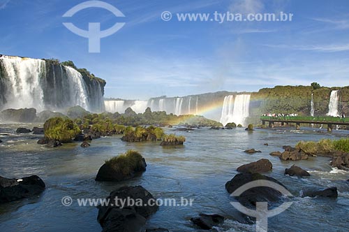  Assunto: Plataforma de observação nas Cataratas do Iguaçu com arco-íris no Parque Nacional do Iguaçu - o parque foi declarado Patrimônio Natural da Humanidade pela UNESCO  / Local: Foz do Iguaçu - PR - Brasil  / Data: 07/06/2009 