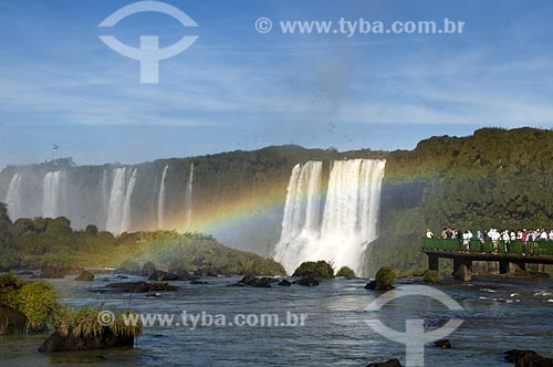  Plataforma de observação para visitantes - Cataratas do Iguaçu com arco-íris no Parque Nacional do Iguaçu - o parque foi declarado Patrimônio Natural da Humanidade pela UNESCO   - Foz do Iguaçu - Paraná - Brasil