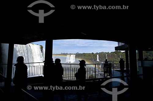  Plataforma de observação para visitantes - Cataratas do Iguaçu com arco-íris no Parque Nacional do Iguaçu - o parque foi declarado Patrimônio Natural da Humanidade pela UNESCO   - Foz do Iguaçu - Paraná - Brasil