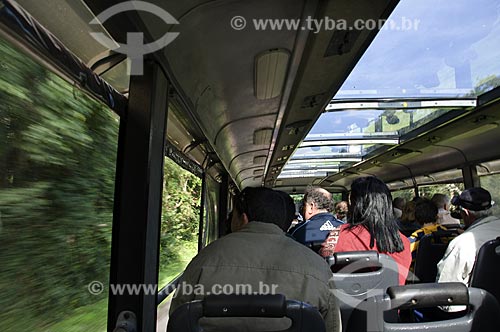  Assunto: Ônibus panorâmico transportando turistas no Parque Nacional do Iguaçu - o parque foi declarado Patrimônio Natural da Humanidade pela UNESCO   / Local: Foz do Iguaçu - PR - Brazil  / Data: 06/06/2009 