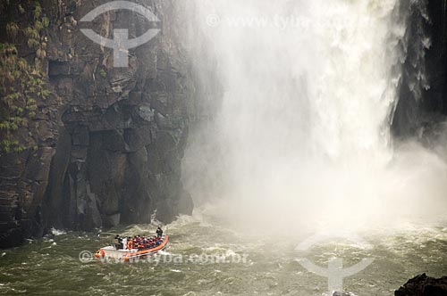  Assunto: Barco com turistas perto de uma das cachoeiras do Parque Nacional do Iguaçu - o parque foi declarado Patrimônio Natural da Humanidade pela UNESCO   / Local: Foz do Iguaçu - PR - Brasil  / Data: 09/06/2009 