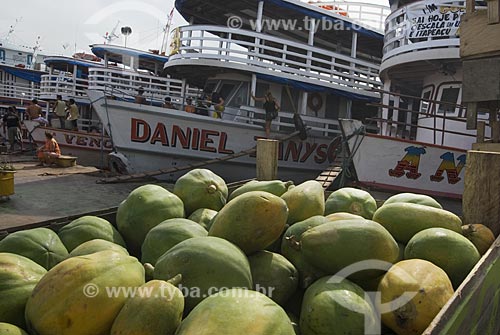  Assunto: Barcos ancorados no Porto de Manaus na margem do Rio Negro - frutas da região em primeiro plano  / Local:  Manaus - AM - Brasi  / Data: 25/10/2007 