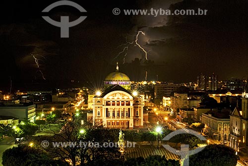  Assunto: Vista do Teatro Amazonas com iluminação noturna - raio anunciando tempestade  / Local: Manaus - AM - Brasil  / Data: 25/10/2007 