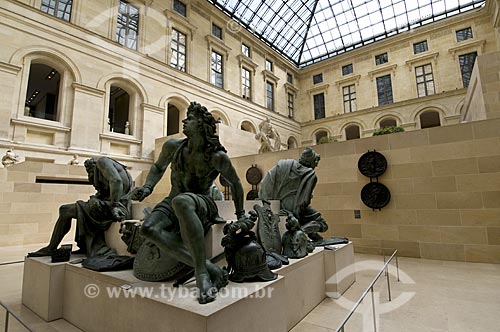  Assunto: Escultura no interior do Museu do Louvre / Local: Paris -  França / Data: 14/09/2009 