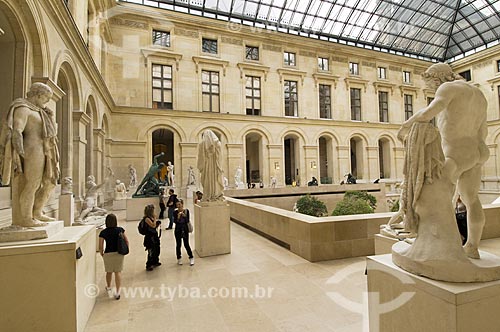  Assunto: Escultura no interior do Museu do Louvre / Local: Paris -  França / Data: 14/09/2009 