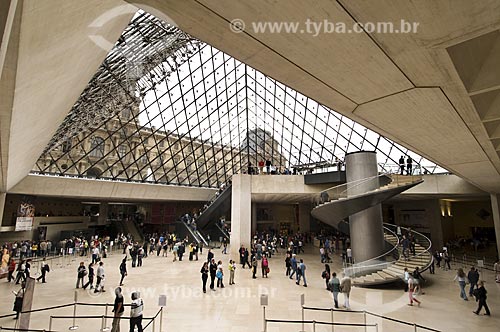  Assunto: Hall Napoleon dentro da Pirâmide no Museu do Louvre / Paris - França / Data: 14/09/2009 