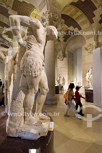  Assunto: Esculturas no interior do Museu do Louvre / Local: Paris -  França / Data: 14/09/2009 