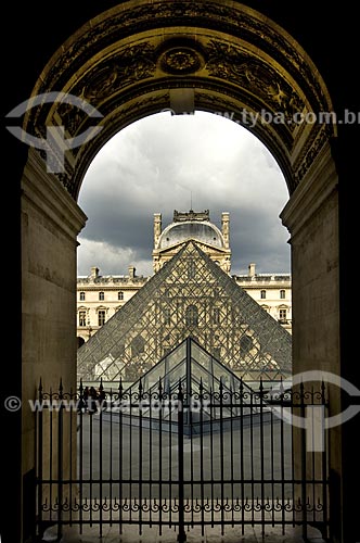  Assunto: Pirâmide do Museu do Louvre / Local: Paris -  França / Data: 14/09/2009
 