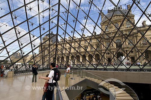  Assunto: Fachada do Museu do Louvre a partir do Hall Napoleão dentro da Pirâmide / Local: Paris - França / Data: 14/09/2009
 
