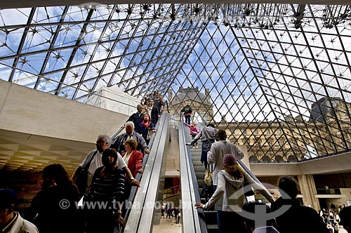  Assunto: Escada rolante do Museu do Louvre no Hall Napoleão dentro da Pirâmide / Local: Paris - França / Data: 14/09/2009
 