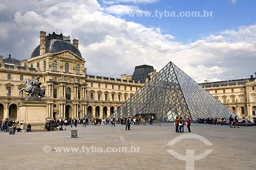  Assunto: Fila na entrada da Pirâmide no Museu do Louvre / Local: Paris - França / Data: 12/09/2009
 