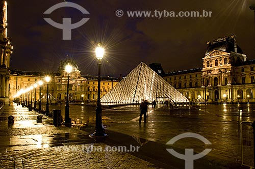  Assunto: Museu do Louvre com iluminação noturna / Local: Paris - França / Data: 12/09/2009
 