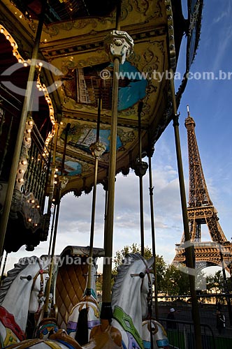  Assunto: Torre Eiffel e carrossel dos Jardins de Trocadero / Local: Paris - França / Data: 15/09/2009 