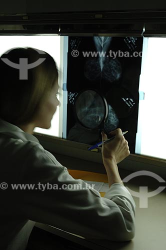  Assunto: Médica examinando raio-x no Hospital Mário Kroeff , especializado no tratamento de câncer / Local : Penha - Rio de Janeiro - RJ / Data : Setembro de 2008
 