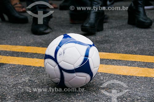  Assunto: Detalhe de bola em jogo de futebol entre drag queens promovido numa tarde de domingo por uma boate GLSBT / Local: São Paulo - SP - Brasil / Data: 03/2010
 