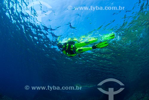  Assunto: Mergulhadora em Cabo Frio, RJ / Local: Ilha do Papagaio - Cabo Frio - Rio de Janeiro (RJ) - Brasil / Data: 08/06/2010 
