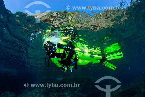  Assunto: Mergulhadora em Cabo Frio, RJ / Local: Ilha do Papagaio - Cabo Frio - Rio de Janeiro (RJ) - Brasil / Data: 08/06/2010 