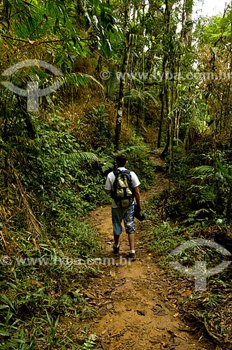  Assunto: Homem caminhando em trilha no Parque Nacional do Itatiaia  / Local:  Itatiaia - Rio de Janeiro - RJ - Brasil  / Data: 12/2008 