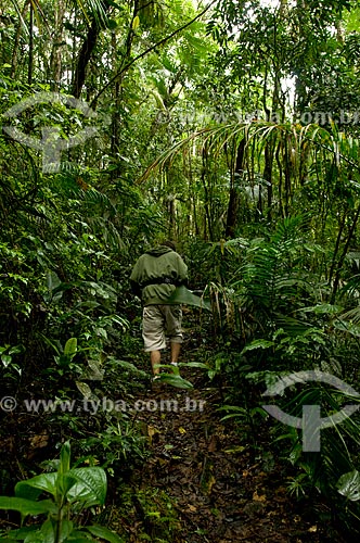  Assunto: Homem caminhando em trilha no Parque Nacional do Itatiaia  / Local:  Itatiaia - Rio de Janeiro - RJ - Brasil  / Data: 12/2008 