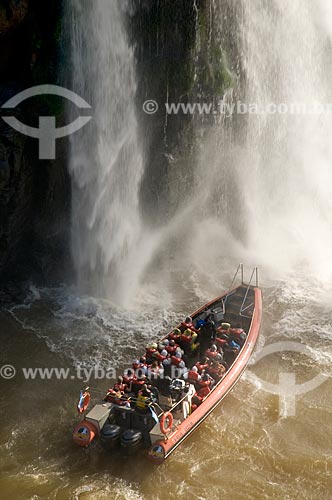  Assunto: Barco com turistas do Macuco Safari nas Cataratas do Iguaçu, no Parque Nacional do Iguaçu  / Local:  Foz do Iguaçu - Paraná - PR - Brasil  / Data: 06/2009 