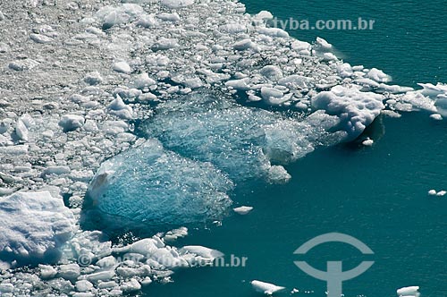  Assunto: Fragmentos de gelo sobre a água na Geleira (Glaciar) Perito Moreno no Parque Nacional Los Glaciares - o parque foi declarado Patrimônio da Humanidade pela UNESCO em 1981  / Local:  Patagônia - Argentina  / Data: 19/02/2010 