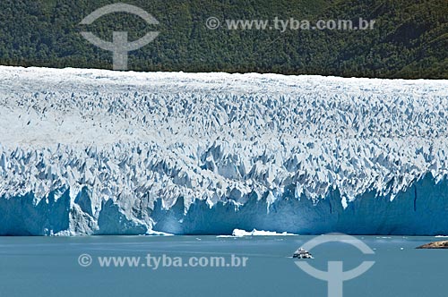  Assunto: Barco em frente à geleira (Glaciar) Perito Moreno no Parque Nacional Los Glaciares - o parque foi declarado Patrimônio da Humanidade pela UNESCO em 1981  / Local:  Patagônia - Argentina  / Data: 19/02/2010 
