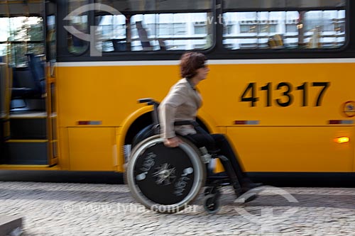  Assunto: Ônibus adaptado para portadores de necessidades especiais, com elevador e espaço exclusivo no interor do veículo para cadeira de rodas / Local:  Rio de Janeiro - RJ - Brasil  / Data: 04/06/2010 