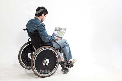 Assunto: Homem usando computador em uma cadeira de rodas  / Local:  Rio de Janeiro - RJ - Brasil  / Data: 08/06/2010 