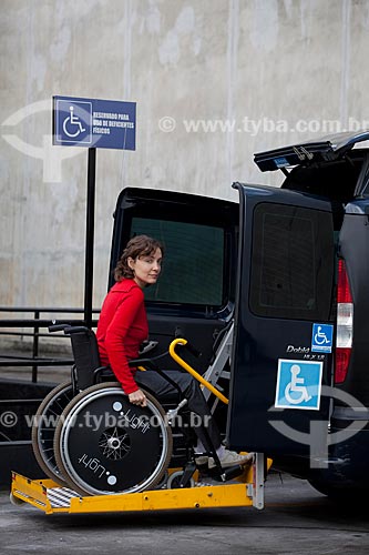  Assunto: Cadeirante utilizando o serviço de taxi adaptado, equipado com elevador para transportar cadeira de rodas  / Local:  Rio de Janeiro - RJ - Brasil  / Data: 12/06/2010 
