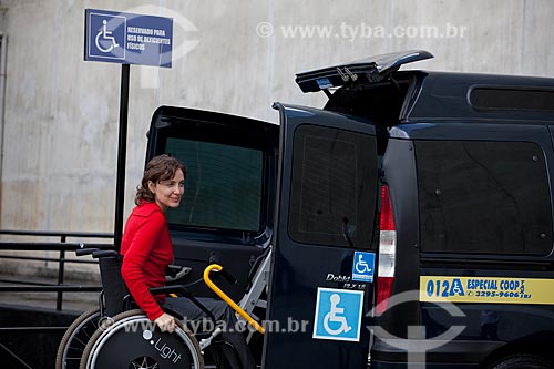  Assunto: Cadeirante utilizando o serviço de taxi adaptado, equipado com elevador para transportar cadeira de rodas  / Local:  Rio de Janeiro - RJ - Brasil  / Data: 12/06/2010 
