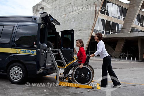  Assunto: Mulher cadeirante entrando em taxi adaptado para deficientes físicos, equipado com elevador para transportar cadeira de rodas, em frente ao Museu de Arte Moderna - MAM  / Local:  Rio de Janeiro - RJ - Brasil  / Data: 12/06/2010 