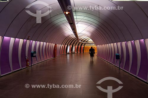  Assunto: Passageiros percorrendo o corredor da Estação Arcoverde do metrô  / Local:  Rio de Janeiro - RJ - Brasil  / Data: 08/06/2010 