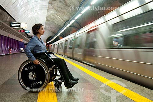  Assunto: Cadeirante espera o trem na plataforma da Estação Arcoverde do metro  / Local:  Rio de Janeiro - RJ - Brasil  / Data: 08//06/2010 