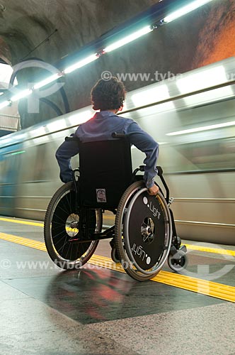  Assunto: Cadeirante espera o trem na plataforma da Estação Arcoverde do metro  / Local:  Rio de Janeiro - RJ - Brasil  / Data: 08//06/2010 