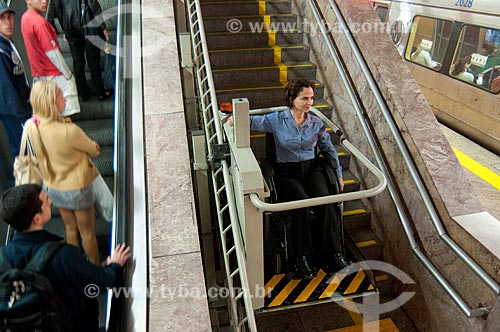  Assunto: Elevador na escadaria do metro, melhorando a acessibilidade dos portadores de necessidades especias no transporte público  / Local:  Rio de Janeiro - RJ - Brasil  / Data: 08/06/2010 