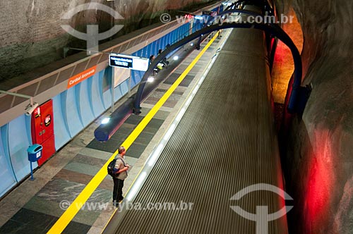  Assunto: Homem aguarda o trem na plataforma da Estação Arcoverde do metro  / Local:  Rio de Janeiro - RJ - Brasil  / Data: 08/06/2010 