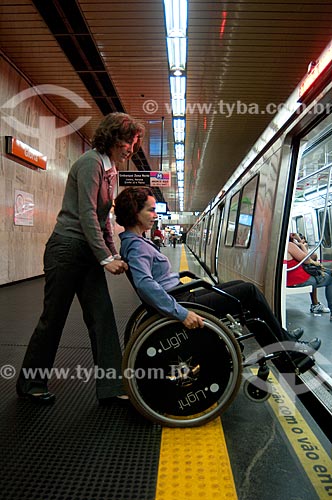  Assunto: Cadeirante entrando no trem da estação Glória do metrô  / Local:  Rio de Janeiro - RJ - Brasil  / Data: 08/06/2010 
