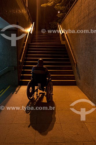  Assunto: Escadaria sem elevador impedindo a mobilidade de cadeirantes  / Local:  Rio de Janeiro - RJ - Brasil  / Data: 08/06/2010 
