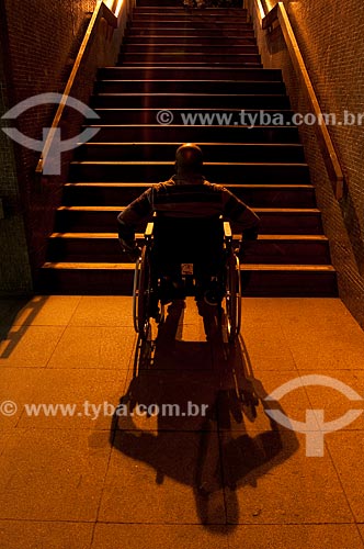  Assunto: Escadaria sem elevador impedindo a mobilidade de cadeirantes  / Local:  Rio de Janeiro - RJ - Brasil  / Data: 08/06/2010 