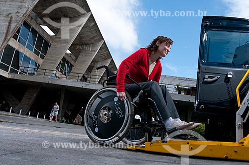 Assunto: Mulher cadeirante entrando em taxi adaptado para deficientes físicos, equipado com elevador para transportar cadeira de rodas, em frente ao Museu de Arte Moderna - MAM  / Local:  Rio de Janeiro - RJ - Brasil  / Data: 12/06/2010 
