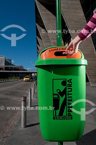  Assunto: Coleta seletiva de pilhas e baterias para reciclagem em frente ao Museu de Arte Moderna - MAM  / Local:  Rio de Janeiro - RJ - Brasil  / Data: 12/10/2010 