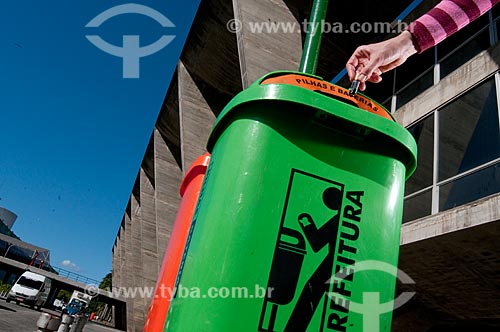  Assunto: Coleta seletiva de pilhas e baterias para reciclagem em frente ao Museu de Arte Moderna - MAM  / Local:  Rio de Janeiro - RJ - Brasil  / Data: 12/10/2010 