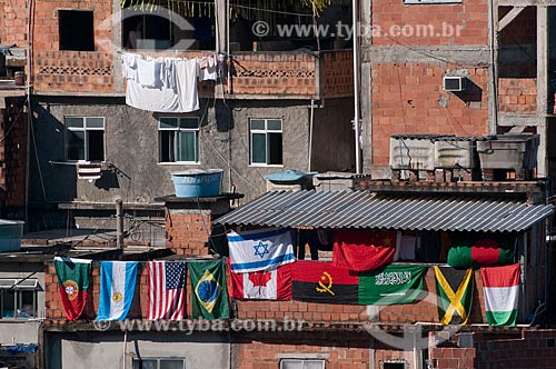  Assunto: Bandeiras de diversos países no Morro do Cantagalo durante a Copa do Mundo de 2010  / Local:  Rio de Janeiro - RJ - Brasil  / Data: 06/2010 
