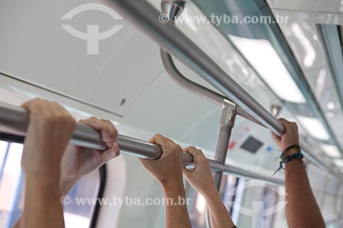  Assunto: Pessoas usando transporte ferroviário em trem da SuperVia  / Local:  Rio de Janeiro - RJ - Brasil  / Data: 18/06/2010 