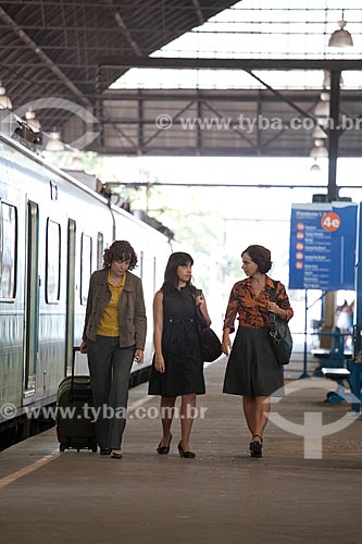  Assunto: Mulheres caminhando pela plataforma de embarque e desembarque de estação ferroviária da SuperVia  / Local:  Rio de Janeiro - RJ - Brasil  / Data: 18/06/2010 