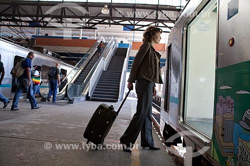  Assunto: Mulher saindo da plataforma da estação ferroviária e embarcando em trem da SuperVia  / Local:  Rio de Janeiro - RJ - Brasil  / Data: 18/06/2010 
