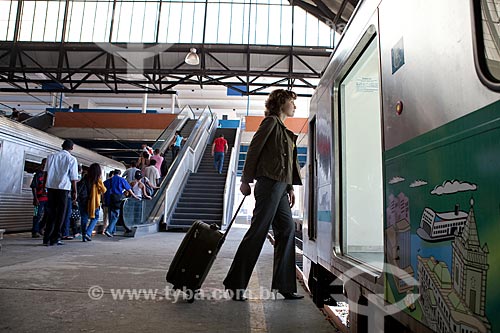  Assunto: Mulher saindo da plataforma da estação ferroviária e embarcando em trem da SuperVia  / Local:  Rio de Janeiro - RJ - Brasil  / Data: 18/06/2010 
