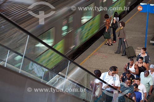  Assunto: Mulheres esperando a chegada do trem da SuperVia enquanto outros passageiros desembarcam  / Local:  Rio de Janeiro - RJ - Brasil  / Data: 18/06/2010 