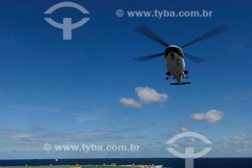  Assunto: Helicóptero pousando no heliponto do navio-plataforma de petróleo FPSO Fluminense da Shell  / Local:  Bacia de Campos - RJ - Brasil  / Data: 06/2010  