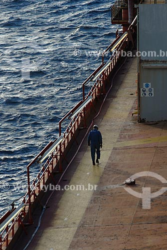  Assunto: Trabalhador no navio-plataforma de petróleo FPSO Fluminense da Shell  / Local:  Bacia de Campos - RJ - Brasil  / Data: 06/2010  